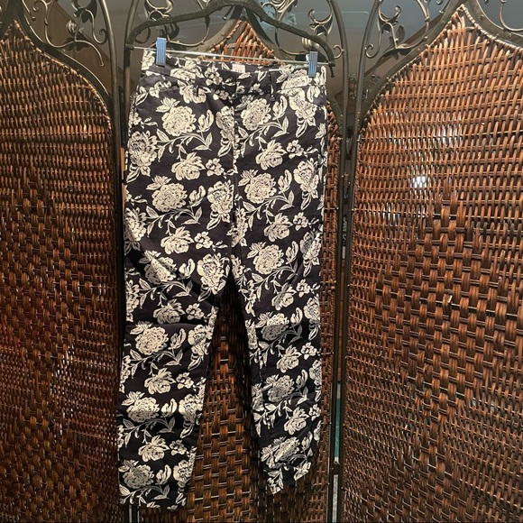 GAP Pants - Gap navy and white floral skinny ankle pants